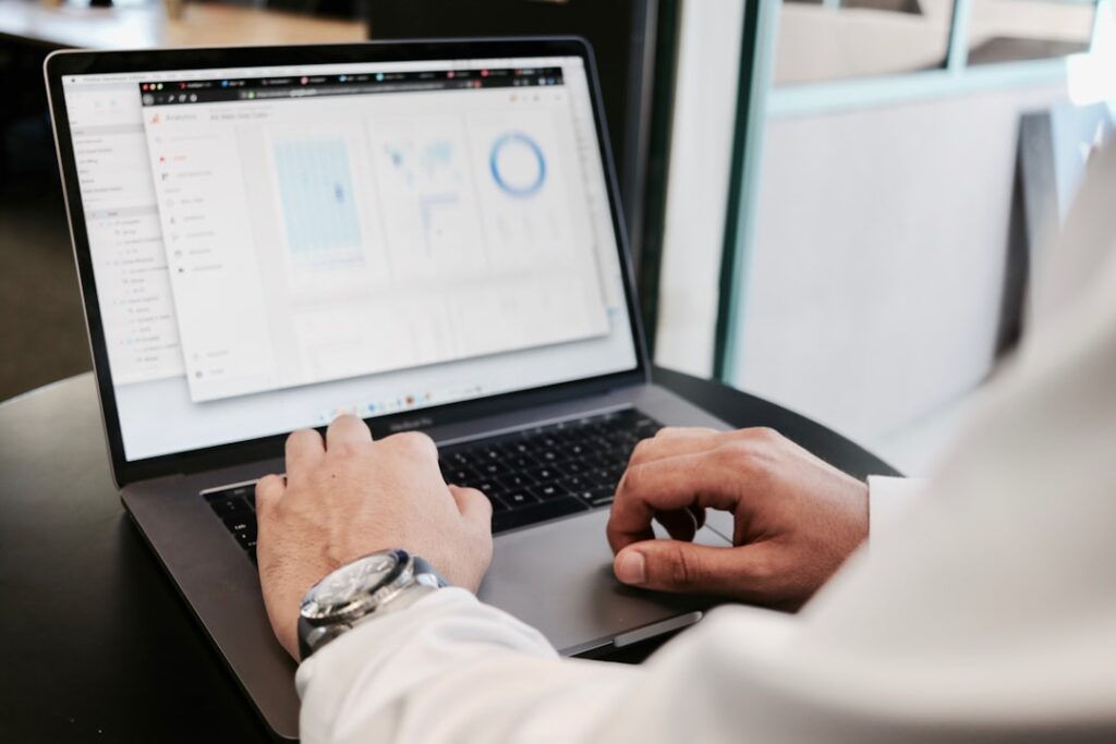 ein business case ist eine strukturierte darstellung von geschäftsmöglichkeiten und -risiken zur unterstützung von entscheidungsprozessen in unternehmen.