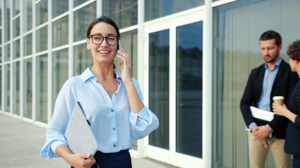 eine holdinggesellschaft ist ein unternehmen, das beteiligungen an anderen unternehmen hält und verwaltet, um strategische kontrolle und finanzielle vorteile zu erzielen.