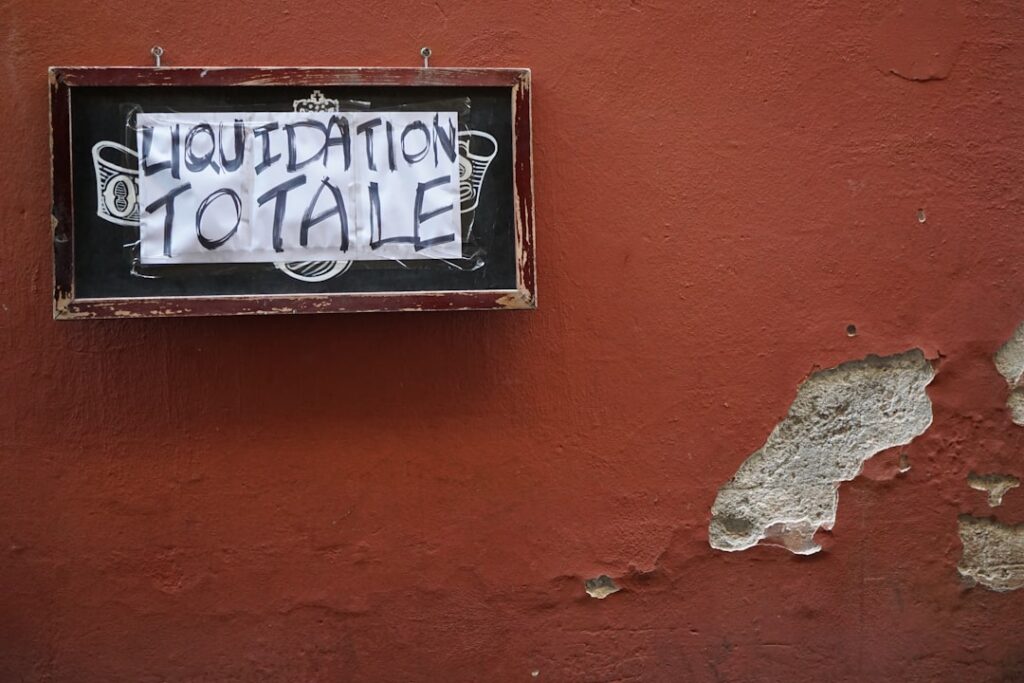 liquidation bedeutet die geordnete abwicklung eines unternehmens, um vermögenswerte zu verkaufen und verbindlichkeiten zu begleichen.